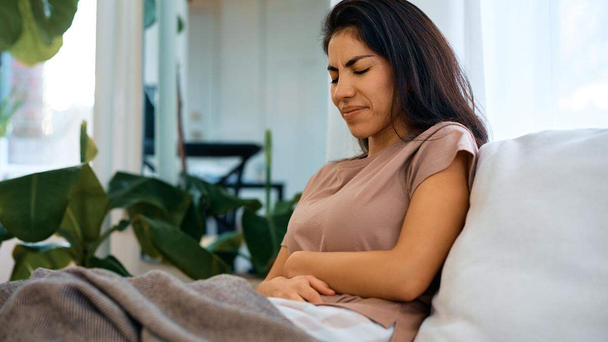 Bei Endometriose siedelt sich gebärmutterähnliches Gewebe außerhalb der Gebärmutter an. Während der Regelblutung kommt es auch bei diesem Gewebe zu Blutungen - was zu enormen Schmerzen führen kann.