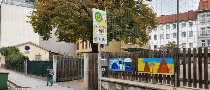 Vor der Volksschule Krones existiert bereits eine Schulstraße