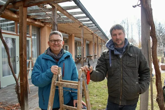 Obmann des Vereins Obst-Wein-Garten Karl Lenz und Eduard „Edi“ Tropper zückten die Gartenscheren