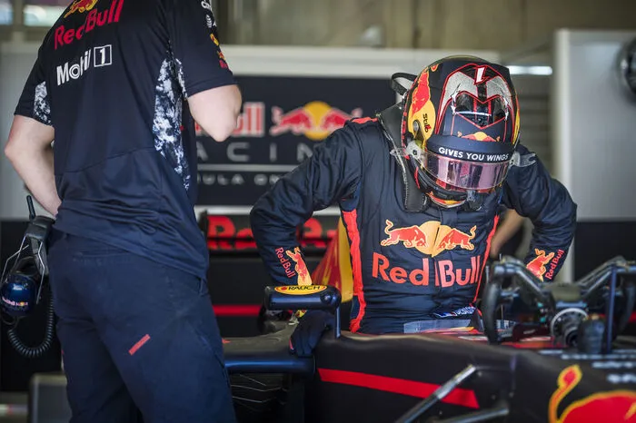 Beim Einsteigen in den Formel-1-Rennboliden musste sich der Franzose an den wenigen Platz erst gewöhnen.
