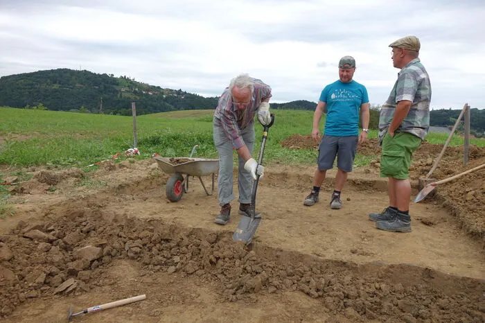 Mit dabei sind auch freiwillige Helfer, die sich vom Verein "Erlebnis Archäologie" in den Grundlagen der Grabungsarbeit ausbilden lassen. Gegründet hat den Verein Klaus Schindl (Mitte).