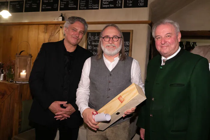 Auch Ewald Zweytick aus Ratsch schaffte es zum ersten Mal an die Spitze und durfte die von Künstler Christian Ruschitzka kreierte Trophäe - eine im Glasbehälter konservierte Weinrebe - in der Kategorie "Sauvignon blanc Orts-/Riedenweine" entgegennehmen.