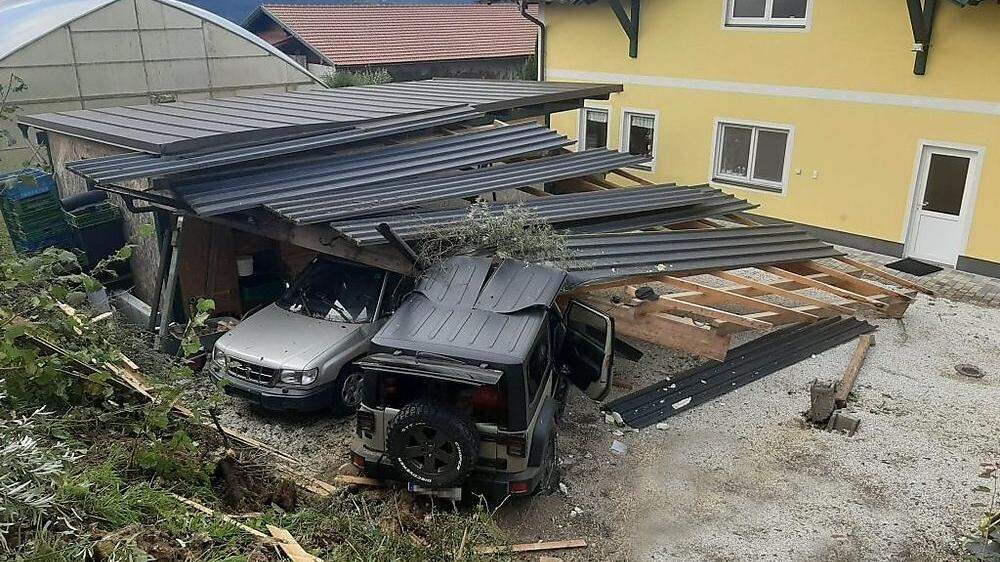 Tragischer Unfall in Obermillstatt: Ein Geländewagen kam von der Straße ab und fuhr in ein Carport, der Lenker starb