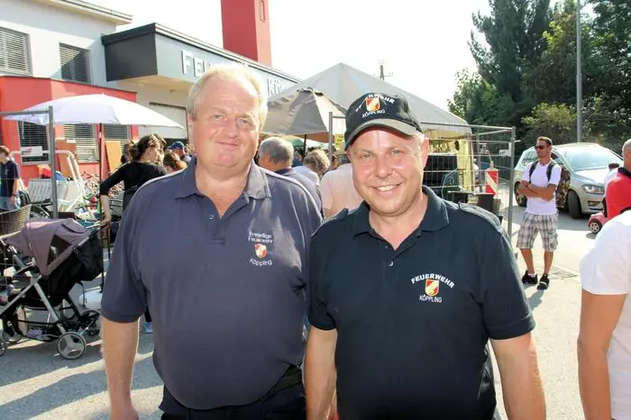 HBI Stefan Stocker (r.) und OBI Werner Holzer organisierten gemeinsam mit den Kameradinnen und Kameraden wieder einen perfekten Fetzenmarkt im Bereich des Rüsthauses und sorgten bereits um 7 Uhr für großen Andrang der Besucher.
