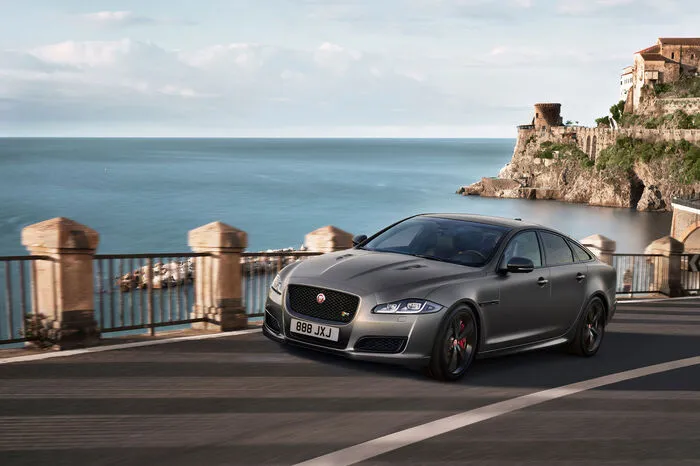 Zu den für den XJR575 maßgeschneiderten Exterieur-Teilen zählen eine Heckspoilerlippe, breitere und ausgestellte Türschweller.
