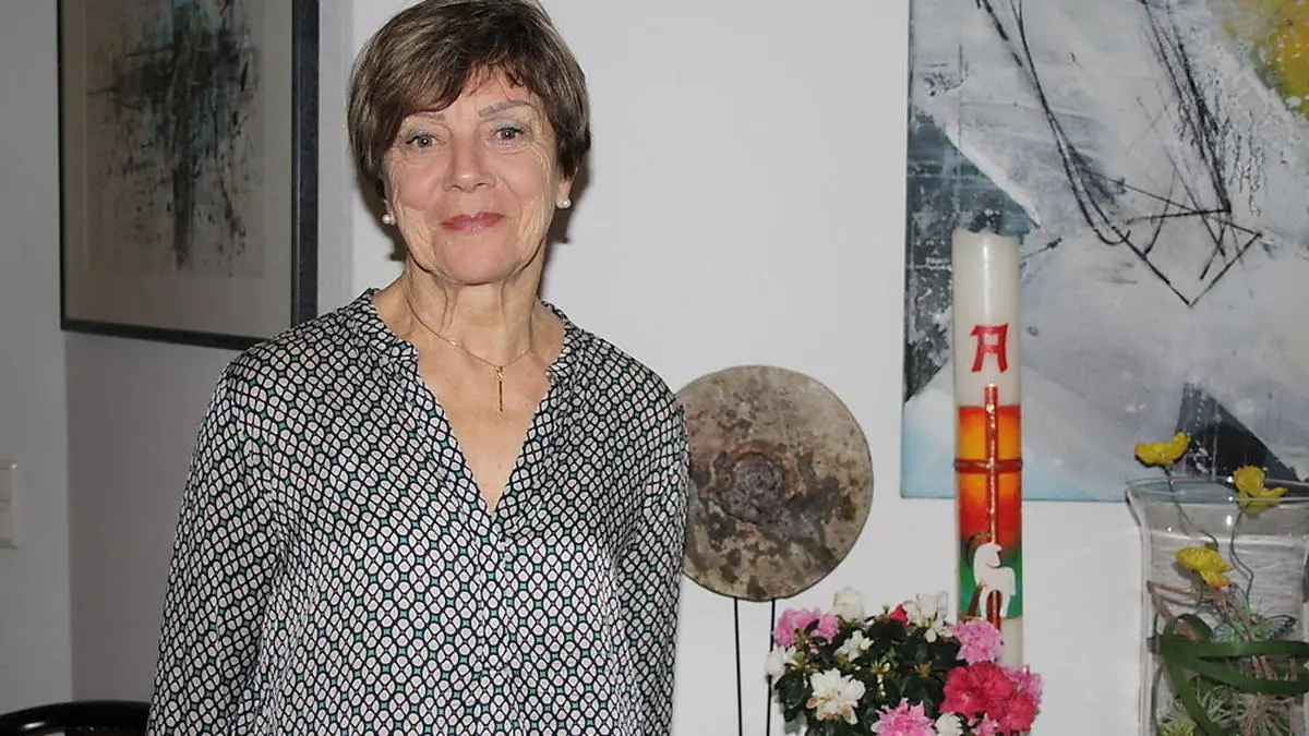 Maria Ackermann hat im Haus eine Osterkerze stehen, die sie vom Pfarrer für ihren Einsatz als Pfarrgemeinderätin einmal geschenkt bekam