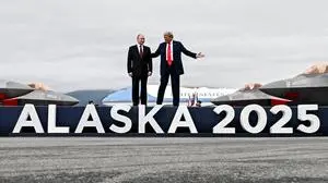 USA, ANCHORAGE - AUGUST 15, 2025: Vladimir Putin, President of Russia, and his US counterpart Donald Trump pose together during a welcoming ceremony at an airport ahead of their meeting at Joint Base Elmendorf-Richardson. Sergei Bobylev/POOL/TASS PUBLICATIONxINxGERxAUTxONLY 83169864