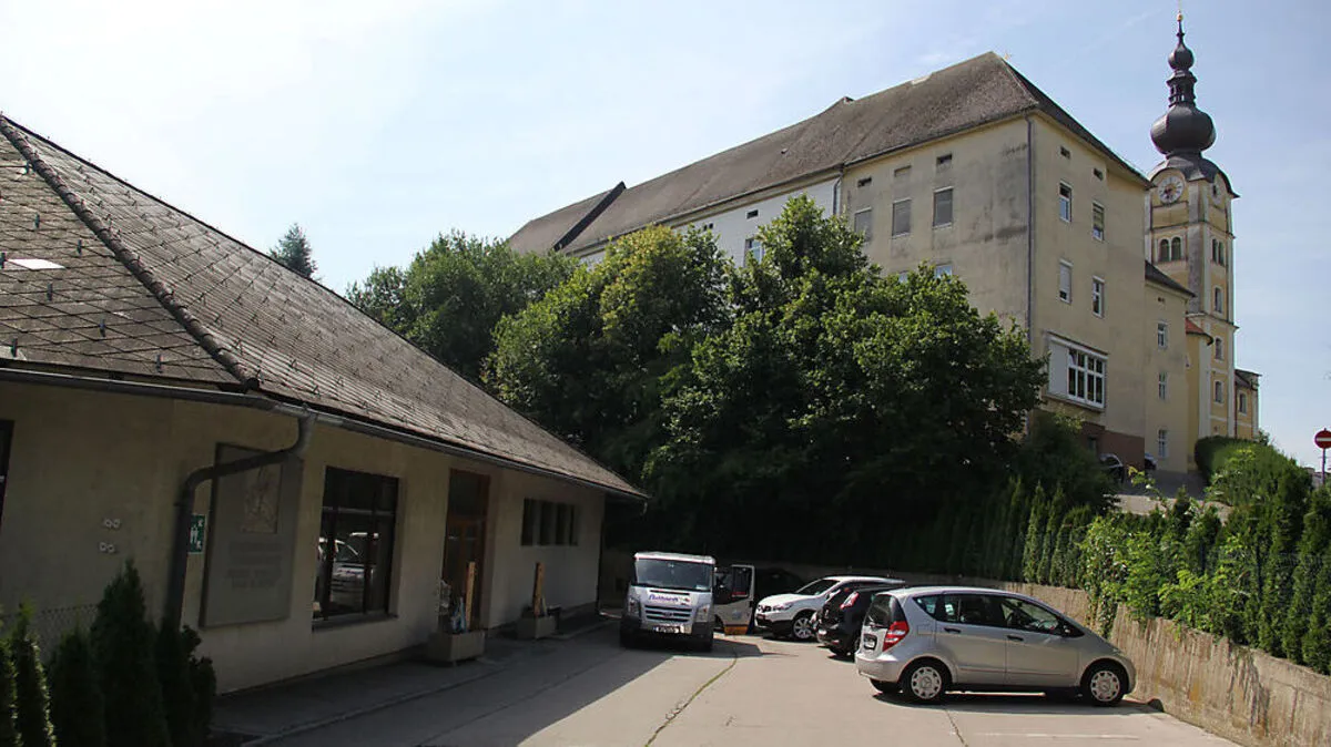 Auf dem Areal des Kindergartens (links) soll das neue Gebäude entstehen. Das Kloster wird auch renoviert 
