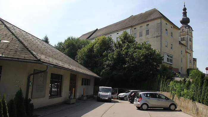 Auf dem Areal des Kindergartens (links) soll das neue Gebäude entstehen. Das Kloster wird auch renoviert