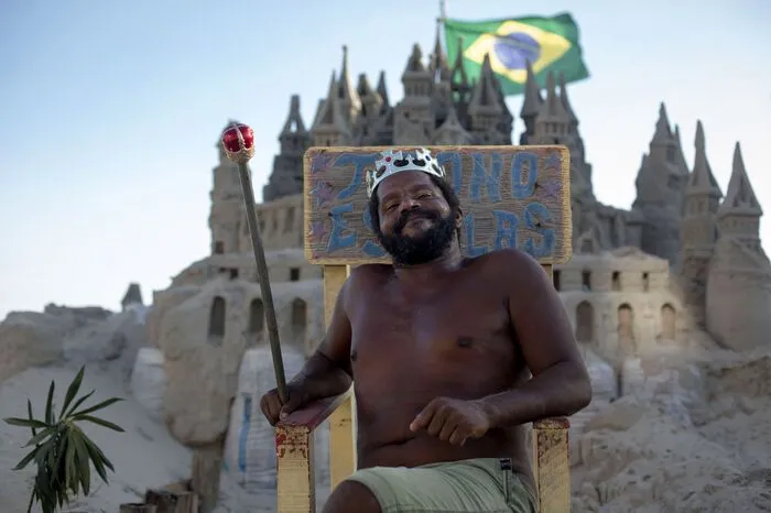 Das Schloss steht im Nobelviertel Barra da Tijuca im Westen Rios. Freunde und Nachbarn bezeichnen Matolias als "König". Bei 40 Grad bessert er Türme und Tore aus und übergießt den Sand mit Wasser, damit er stabil bleibt. Vor dem Schloss steht ein Thron, auf den sich der Junggeselle mit einem Zepter setzt.