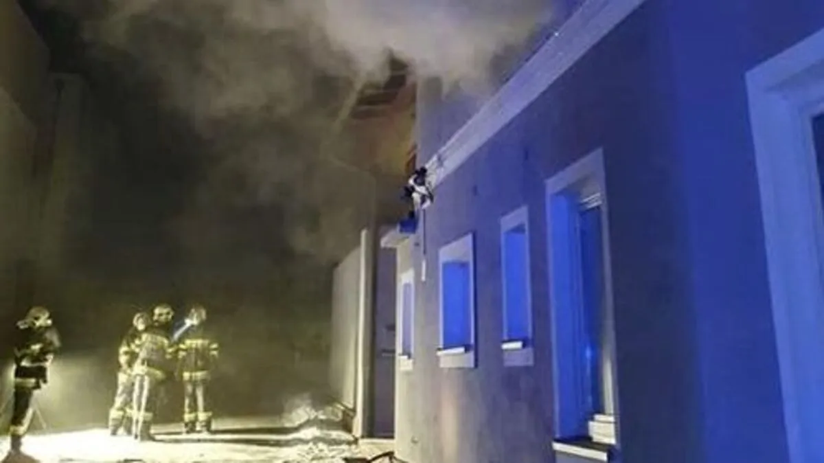 Dichter Rauch schlug aus dem Gebäude