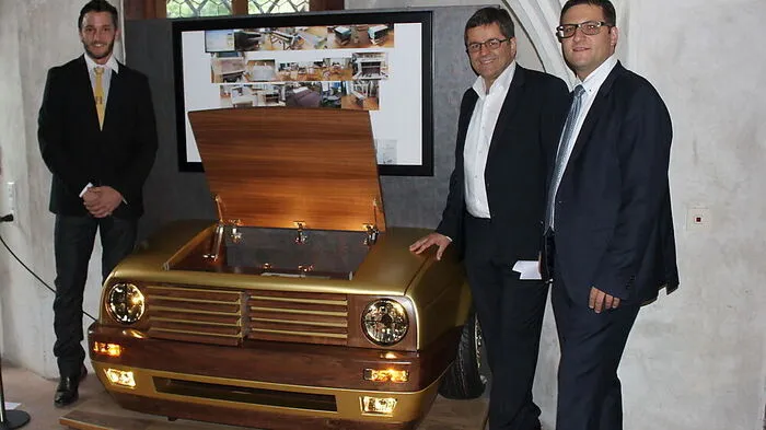 Wolfgang Urbaner brachte auch Reinhard Lobenwein und Friedrich Wieser mit seinem GTI-Möbel zum Staunen