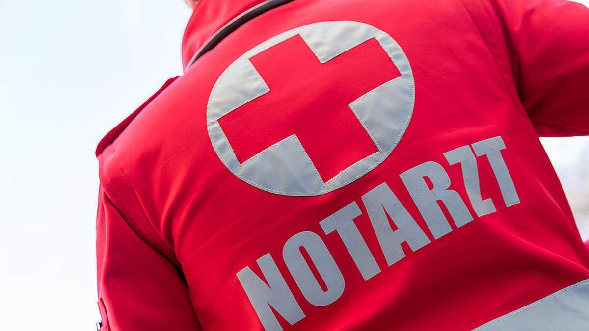 Der Notarzt des Roten Kreuzes übernahm die Erstversorgung des verletzten Radfahrers