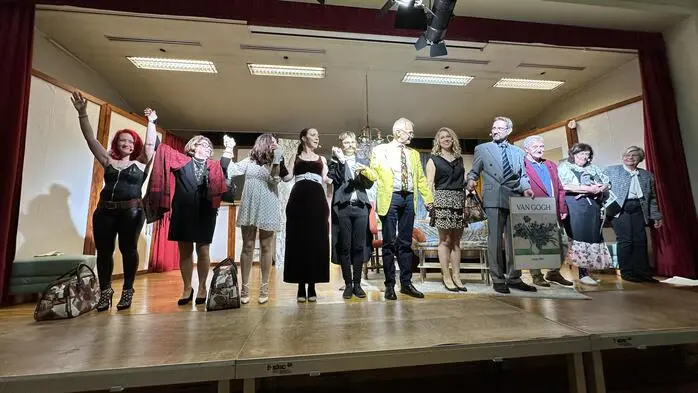 Die Pfarrtheatergruppe Allerheiligen-Mürzhofen brachte von 20. bis 22. März die Boulevardkomödie „Wer ist im Bett mit dem Butler?“ von Michael Parker auf die Bühne – und traf damit voll ins Schwarze.