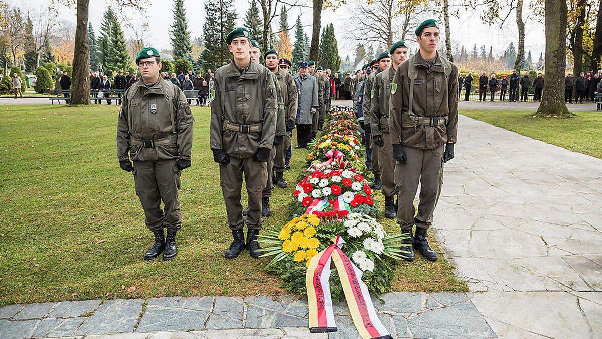 Kränze im Gedenken an die toten Heeresangehörigen