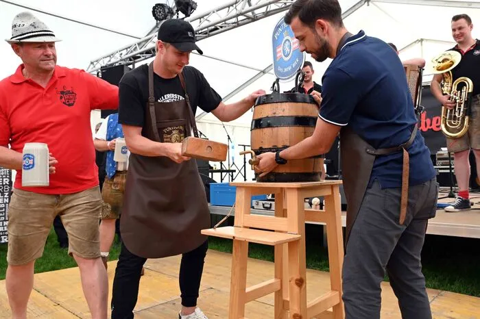Martin Hinteregger persönlich nahm den Bieranstich mit der Politprominenz vor