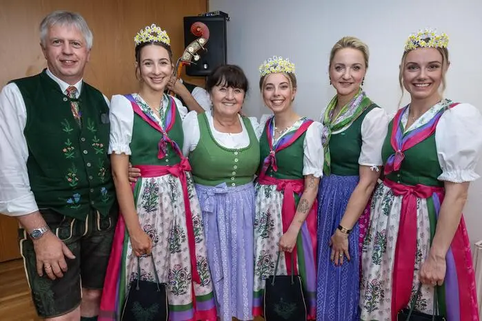 Rudi Grill (OK Narzissenfest), Annalena Pliem, Landeshauptmann Stv. Manuela Khom, Narzissenkönigin Lisa Kummer, Landtagsabgeordnete Eva Maria Kroismayr-Baier und Verena Pfandlsteiner