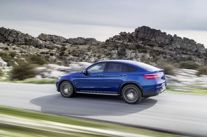Erst mit der Coupé-Variante des GLE, jetzt mit dem GLC. Das neue GLC Coupé überträgt die Formensprache des Showcars, das Mercedes 2015 in Shanghai zeigte, beinahe unverändert in die Serie.