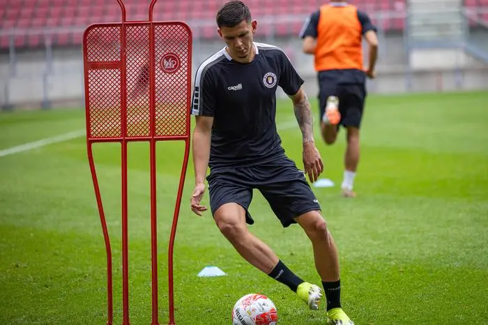 KLAGENFURT,AUSTRIA,24.JUN.24 - SOCCER - ADMIRAL Bundesliga, SK Austria Klagenfurt, training start. Image shows David Toshevski (A.Klagenfurt). 
Photo: GEPA pictures/ Matthias Trinkl
