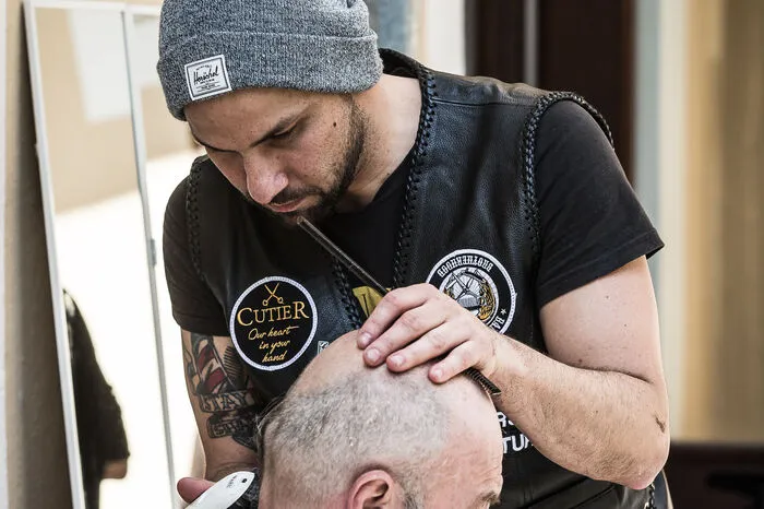 Andere ließen sich ihre Haare und Bart etwas stutzen. Benno ist "Smalltalk"-Profi und ließ sich beim Friseur seines Vertrauens wieder "herrichten", wie er so schön sagte.