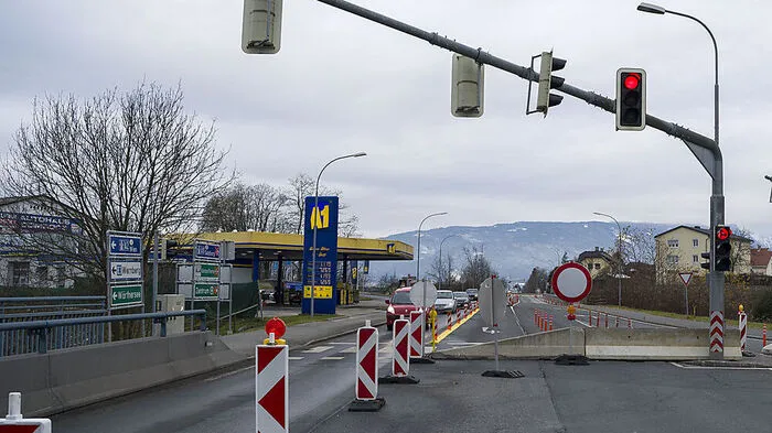 Die A1-Tankstelle ist von der Gewichtsbeschränkung auf der Brücke betroffen