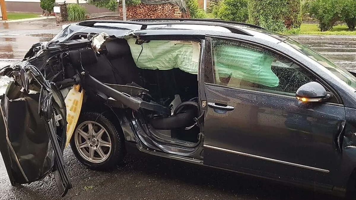 Das Auto wurde bei der Kollision schwer beschädigt