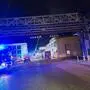 Feuerwehrautos vor dem Werk der Donau Chemie