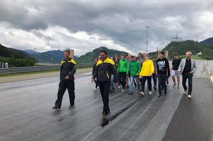 Das Bremsen auf trockener und nasser Fahrbahn bei gleicher Geschwindigkeit zeigte einen gewaltigen Unterschied, den fast keiner der Anwesenden erwartet hätte. Außerdem wurde demonstriert, was passiert, wenn das Heck ausbricht, und wie man sich in diesem Fall verhalten soll.
