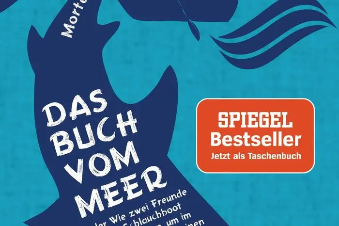 Eine fesselnde Liebeserklärung an das Meer und die Geschichte einer besonderen Freundschaft hat Morten A. Strøksnes mit dieser Geschichte geliefert. Der beste Beweis dafür ist, dass sogar die ansonsten emotional so unterkühlten Norweger hingerissen waren. Journalist Strøksnes begibt sich mit seinem Künstler-Freund und Derrick-Fan Hugo Aasjord im unberechenbaren Vestfjord auf die Suche nach einem Eishai. Einem uralten, seltenen und vor allem überaus hässlichem Wesen, das in unglaublichen Tiefen zu Hause ist. Dieses Buch ist der beste Beweis dafür, dass das Leben noch immer die besten Geschichten schreibt. Morten A. Strøksnes. Das Buch vom Meer. DVA, 363 S., 20,60 Euro. 