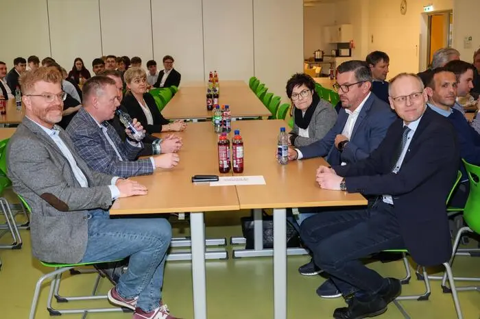 Zum hervorragenden Ergebnis, acht gute Erfolge und 14 ausgezeichnte Erfolge, gratulierten Standortleiter Harald Böhm und sein Ausbildungsteam. Außerdem Knittelfelds Bürgermeister Harald Bergmann, Betriebsratsvorsitzender Stefan Andraschko sowie Margit Kindler von der Arbeiterkammer.