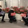 Torsten Horna (rechts) und Mitarbeiter des P&G-Werks in Spittal sammelten für "Weihnachten im Schuhkarton"