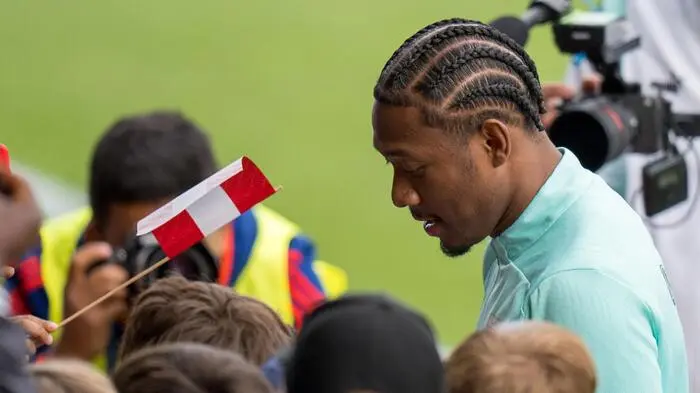 David Alaba schrieb Autogramm um Autogramm