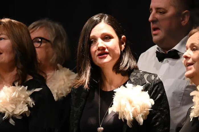 „Herausfordernd war für uns, Werke aus unterschiedlichsten Stilrichtungen, von Klassik über Kärntnerlieder bis hin zu Schlagern, passend zusammenzubringen“, erzählten die Obleute Andreas Kerschbaumer und Kerstin Staudacher (i. B. Mitte). „Auch wenn wir bereits im Jänner sind, möchten wir mit diesem Konzert das alte Jahr in Dankbarkeit verabschieden und das neue Jahr hoffnungsvoll begrüßen.“
