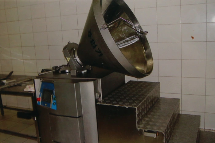 Die Fleischfabrik war mit modernen Geräten aus China ausgestattet.
