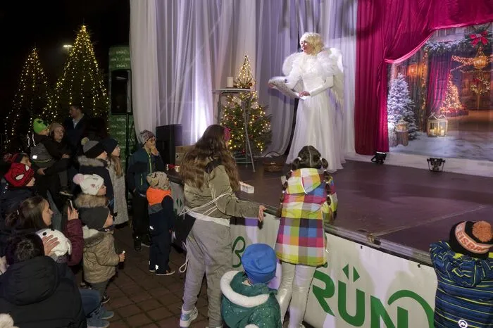 Der Besuch des „Weihnachtsengels“ zauberte feierliche Stimmung und stimmte die Kinder auf die kommende Adventzeit ein. 