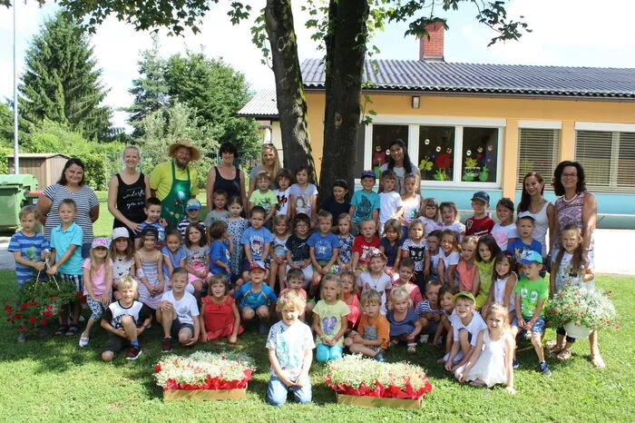Der St. Veiter Gärtnermeister Egger besuchte auf seiner ersten Tour auch den Kindergarten Grafenstein. Leiterin Eva Weratschnig und ihre Kindergartenkinder kümmerten sich um die Blumen "Zauberglöckchen" und "Kärntner Sterndl".