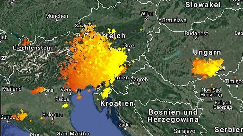 Blitzwarndienst: zur Stunde bewegt sich die Front auf die Steiermark zu.