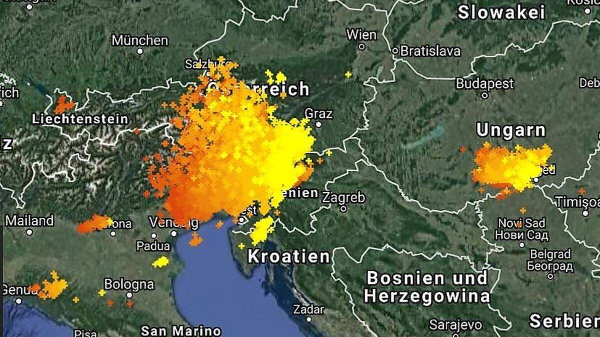 Blitzwarndienst: zur Stunde bewegt sich die Front auf die Steiermark zu.