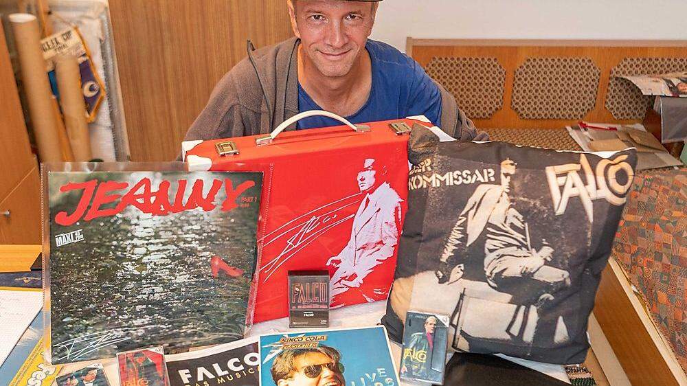 Harald Andrä mit einigen Schätzen seiner Sammlung