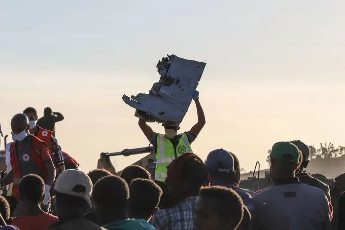 "Es ist zu früh, um über die Ursache des Unfalls spekulieren zu können. Weitere Ermittlungen sind in Zusammenarbeit mit dem Flugzeughersteller Boeing, der Ethiopian Civil Aviation Authority und anderen internationalen Organisationen im Gange", meinte der Geschäftsführer der Ethiopian Airlines, Tewolde GebreMariam.