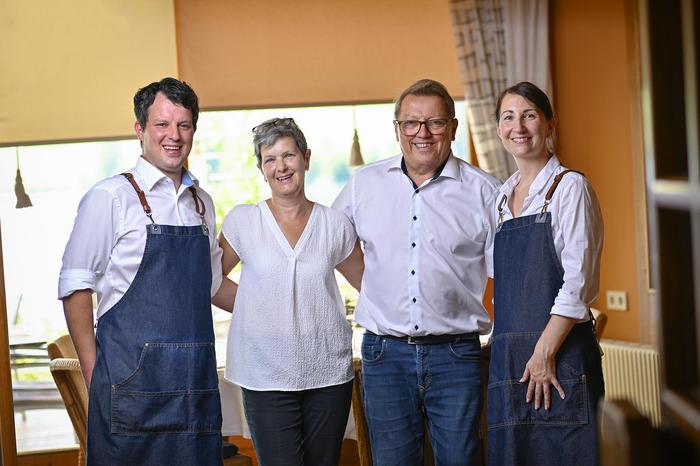 Matthias Spieß mit seinen Eltern Claudia und Josef und seiner Frau Jennifer. Man setzt auf das Freiheitsgefühl eines Campingplatzes und Qualitätsgastronomie