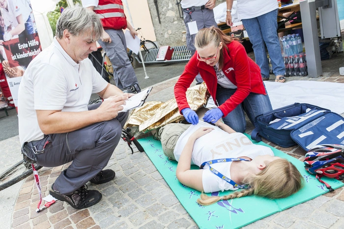 In vielen realistischen Praxisstationen zeigten 144 Jugendliche, dass Erste Hilfe leisten kinderleicht sein kann. 