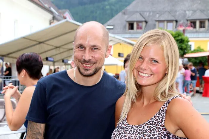 Michi Zarfl betreut schon seit sieben Jahren die auftretenden Künstler bestens. Hier am Bild mit Melanie Payer. 