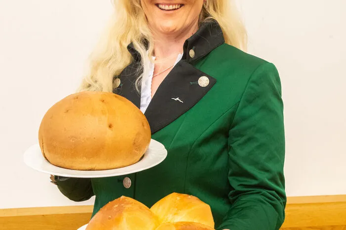 Einen Siegeszug hat zuletzt die Osterpinze hingelegt – vor allem, weil sie auch in allen Supermärkten verkauft wird. Ursprünglich kommt die Pinze (die ihretypische Form dadurch erhält, dass ein Teigballen an drei Stellen tief eingeschnitten wird) aus Friaul, Veneto, Slowenien und Kroatien. Pinzen sind süß und zart, weil sie in der Regel mit Milch, Butter, Zucker und Eiern gebacken werden (im Bild vorne eine prämierte Pinze der Bäckerin Martina Auer aus Kirchbach).