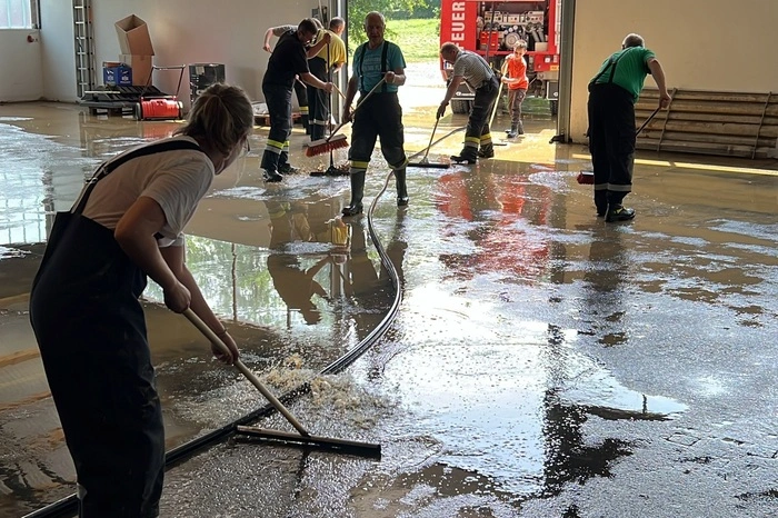 Unter schweren Bedingungen arbeiteten die Einsatzkräfte gegen die Wassermassen