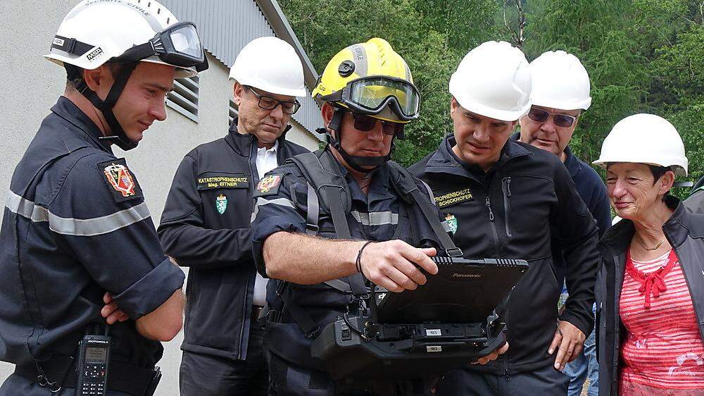 LH-Stellvertreter Michael Schickhofer (3. v. r.) konnte sich mit seinem Katastrophenschutzteam bei der internationalen Übung ModEx 2018 in Eisenerz von den Qualitäten des Übungsgeländes überzeugen