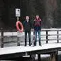 Die beiden Jungautoren Alexander Troger und Samuel Grimm aus Osttirol stehen am Tristacher See