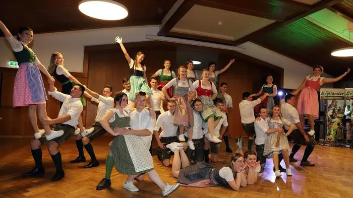 Wenn sich junge und junggebliebene Ballbesucher im Gasthof Ederer am Weizberg treffen, dann ist es wieder so weit: Zum bereits 53. Mal ging der traditionelle Bauernball der Arbeitsgemeinschaft Bauern über die Bühne.