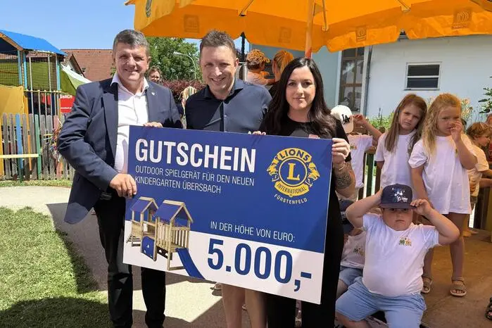 Aber was wäre ein runder Geburtstag ohne Geschenk? Im Beisein von Bürgermeister Franz Jost und Ortsvorsteher Finanzstadtrat Dieter Siegl überraschte Lions Club Vizepräsident Martin Jost mit einem 5.000 Euro Gutschein für ein Outdoor-Spielgerät. 