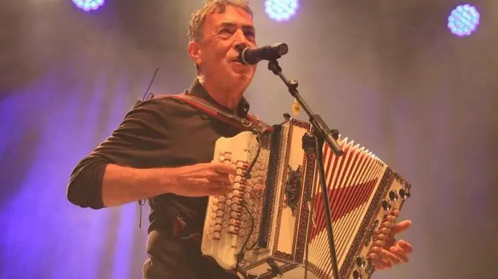 Seit Mittwoch begeistert das Spielberg Musikfestival die Region. Goisern setzte mit seinem Konzert gestern noch eins drauf. Auch heute gibt es noch volles Programm: Das Musikfestival geht ins Finale, Oldtimer vom Waffenrad bis zum Traktor glänzen in der Sonne, Handwerker zeigen ihr Können. Die Kleinen können sich bei vielen Attraktionen austoben.